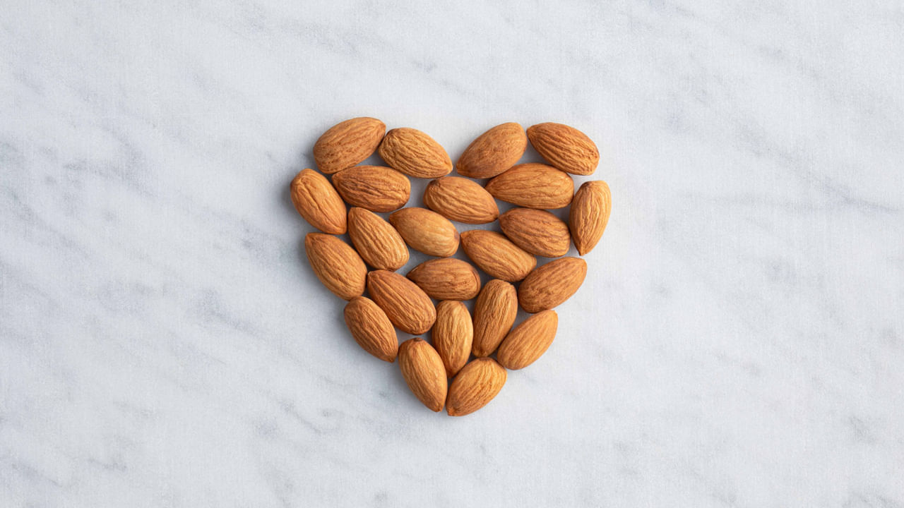  బాదం తింటే బాడీలోని చెడు కొలెస్ట్రాల్ తగ్గుతుంది. గుండె ఆరోగ్యం మెరుగవుతుంది. హెల్దీ వెయిట్‌తో పాటు ఎముకలు బలంగా మారతాయి. బ్రెయిన్ ఆరోగ్యంగా ఉంటుంది. అందుకోసం బాదంని ఎలా తినాలో తెలుసుకోవడం మంచిది.