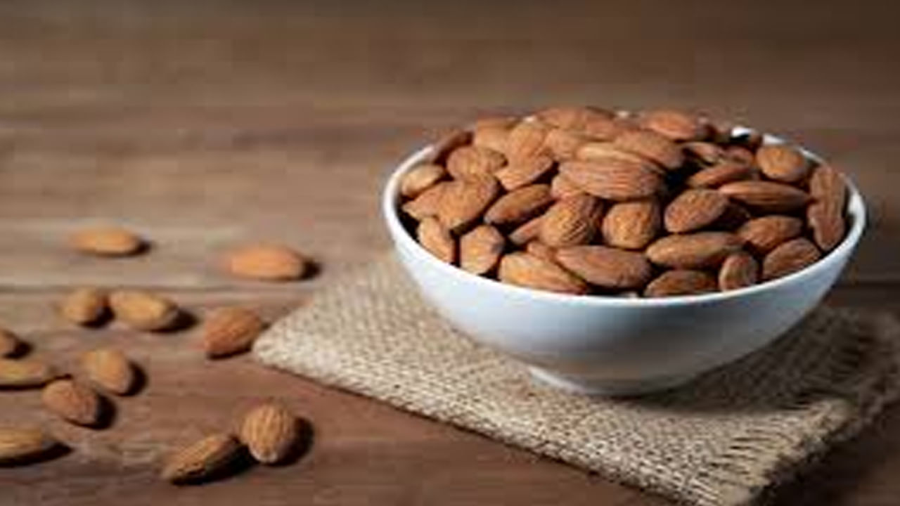 మీరు బాదం పప్పును నానబెట్టకుండా చిరుతిండిగా తినవచ్చు. మీరు వాటిని తినడంలో ఇబ్బంది ఉంటే, బాదం పప్పును నానబెట్టి, తొక్క తీయకుండా తినండి. బాదం పొట్టులో ఫైబర్ ఎక్కువగా ఉంటుంది. గుప్పెడు బాదం పప్పుల్లో 4-5 గ్రాముల ఫైబర్ ఉంటుంది. ఇది డైజెషన్‌కు చాలా అవసరం. అంతేకాదు, ఫైబర్ కడుపు నిండిన భావన ఎక్కువసేపు ఉంచి, బరువు తగ్గేలా చేస్తుంది.