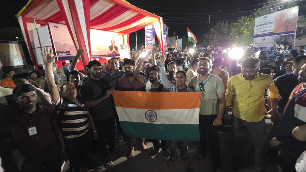 నేటి నుంచి యాత్ర ప్రారంభమవడంతో బాబా అమర్‌నాథ్ దర్శనం కోసం వేలాది మంది భక్తులు తరలి వస్తున్నారు. రెండు నెలల క్రితం ఇక్కడ భిన్నమైన వాతావరణం ఉంది.