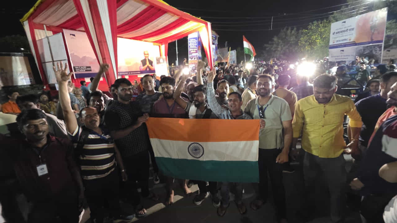నేటి నుంచి యాత్ర ప్రారంభమవడంతో బాబా అమర్నాథ్ దర్శనం కోసం వేలాది మంది భక్తులు తరలి వస్తున్నారు. రెండు నెలల క్రితం ఇక్కడ భిన్నమైన వాతావరణం ఉంది.