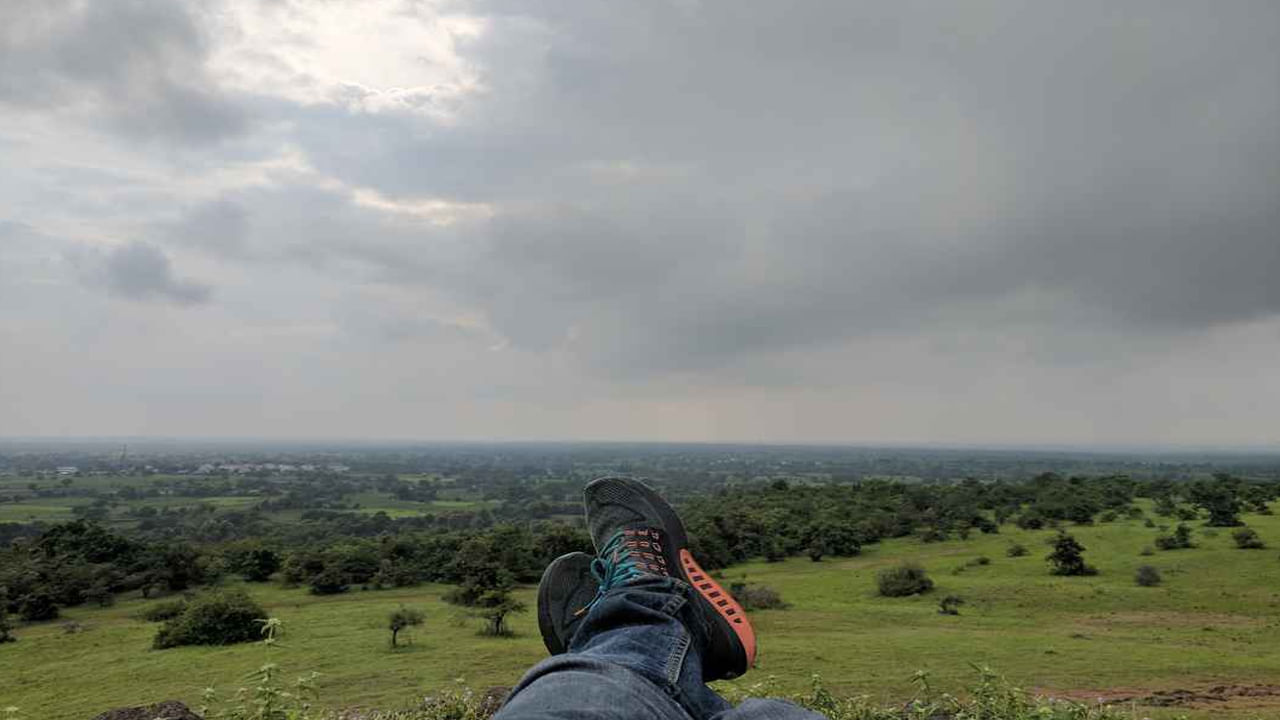 అందమైన అనంతగిరి కొండల్లో ఆధ్యాత్మికతకు నిలయమైన పద్మనాభ ఆలయం కూడా ఉంటుంది. ఎటుచూసిన పచ్చటి ఔషధ మొక్కలు మంచి సువాసనను వెదజల్లుతుంటాయి. అందుకే సీజన్‌ ఏదైనా సరే.. వేలాది మంది పర్యాటకులు అనంతగిరి అందాలను చూసేందుకు ఇక్కడకు వస్తుంటారు. మానసిక ఉల్లాసంతో పాటు ఆరోగ్యాన్ని కూడా ప్రసాదిస్తున్నాయి. 