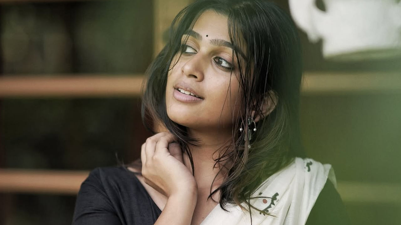 బ్యూటిపుల్ నటి అనంతకి సునీల్ కుమార్ గురించి ప్రత్యేకంగా చెప్పాల్సిన పని లేదు. అందం, అభినయం ఈ ముద్దుగుమ్మ సొంతం. సింపుల్ లుక్‌లో తన గ్లార్‌తో అందరినీ కట్టి పడేస్తుంది ఈ బ్యూటీ, ఇక ఈ మధ్య గ్లామర్ డోస్ పెంచిన ఈ చిన్నది తన క్యూట్ క్యూట్ ఫొటోస్‌తో నెట్టింట సందడి చేస్తుంటుంది.