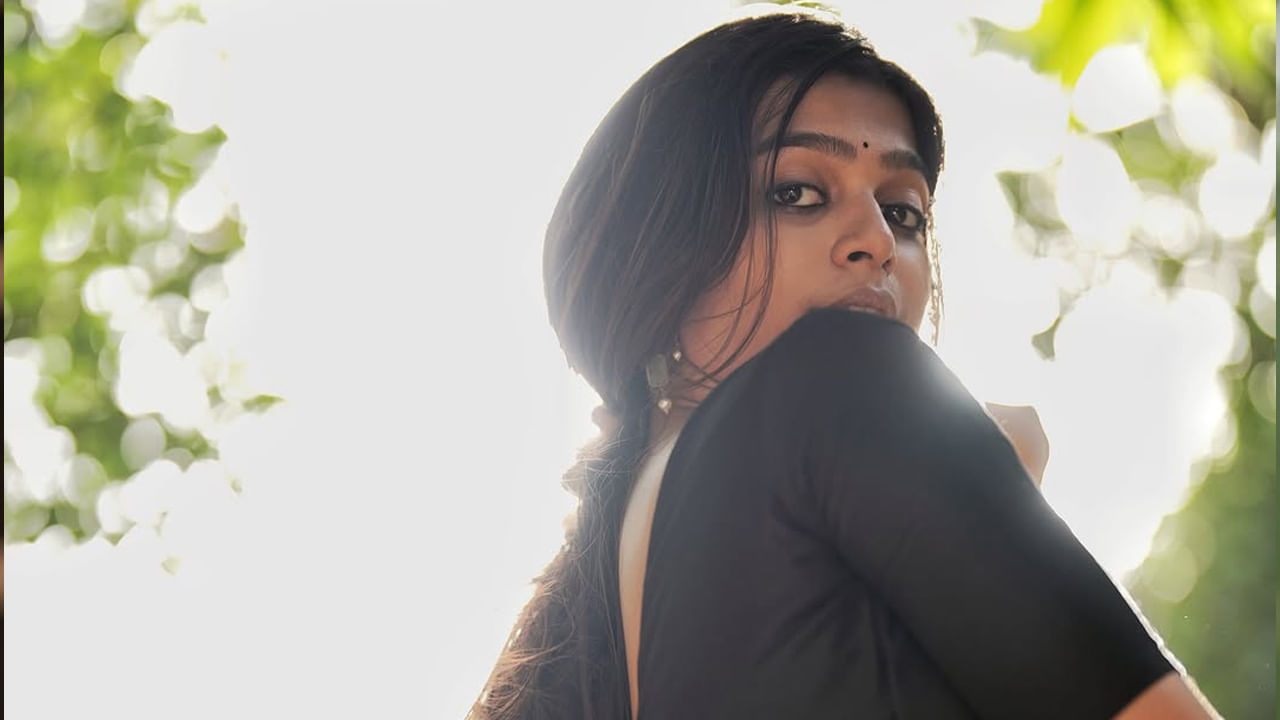 ఇక ఎప్పుడూ సోషల్ మీడియాలో చాలా యాక్టివ్గా ఉండే ముద్దుగుమ్మల్లో ఈ అమ్మడు కూడా ఒకరు. ఈ బ్యూటీ తాజాగా తన ఇన్ స్టాలో చీరలో అందంగా రెడీ అయిన ఫోటోలను షేర్ చేసింది.