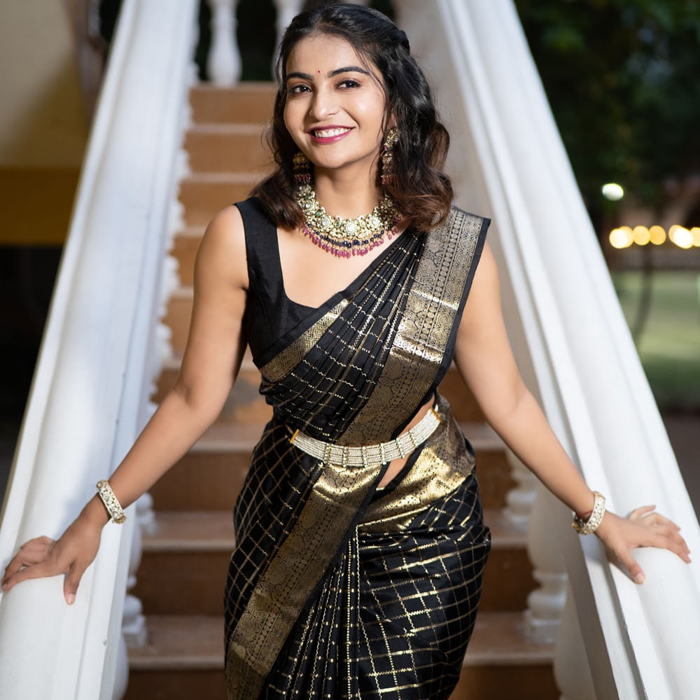 చిన్న సినిమాలతోనే సరిపెడుతున్న ఈ అమ్మడూ ఒక్క బడా సినిమాలో నటిస్తే టాలీవుడ్ లో క్రేజీ హీరోయిన్ గా మారిపోతుంది అని ఆమె అభిమానులంతా ఎదురుచూస్తున్నారు. అనన్య కూడా నటన పరంగా తనను తాను మెరుగుపరుచుకుంటూ వస్తుంది.