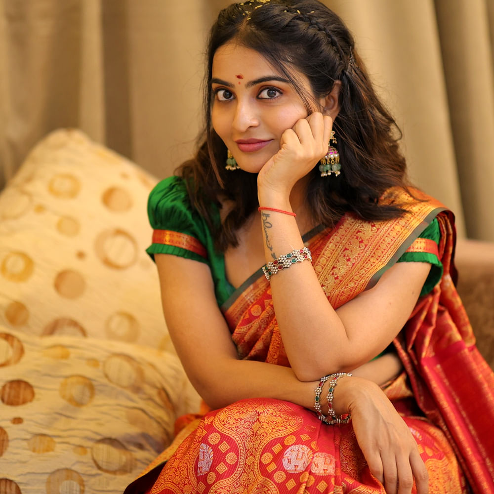 దాంతో అనన్యకు వరుసగా ఆఫర్స్ వస్తున్నాయి. ప్రస్తుతం ఈ అమ్మడు చేతినిండా సినిమాలతో యమా బిజీగా మారిపోయింది. అయితే అనన్య బ్యాక్ టు బ్యాక్ సినిమాలు చేస్తుంది కానీ ఆ సినిమా ఆశించిన స్థాయిలో ఆకట్టుకోవడం లేదు. బ్యాక్ టు బ్యాక్ సినిమాలు చేస్తుంది కానీ అంతగా గుర్తింపు తెచ్చుకోవడం లేదు.