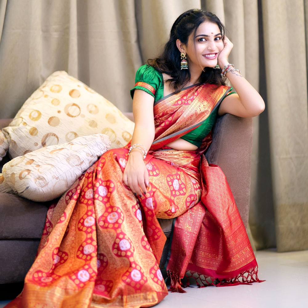 సరైన సినిమా పడితే ఈ అమ్మడు ఇండస్ట్రీలో దూసుకుపోవడం ఖాయం. ఇక సోషల్ మీడియాలో ఈ చిన్నది గ్లామర్ గేట్లు ఎత్తేస్తుంది. అభినయంతో పాటు అందంలోనూ తగ్గేదే లే అంటుంది ఈ చిన్నది. మరి అనన్యకు ఫ్యాన్స్ కోరుకుంటున్నట్టుగా బడా సినిమా ఆఫర్స్ వస్తాయేమో చూడాలి.