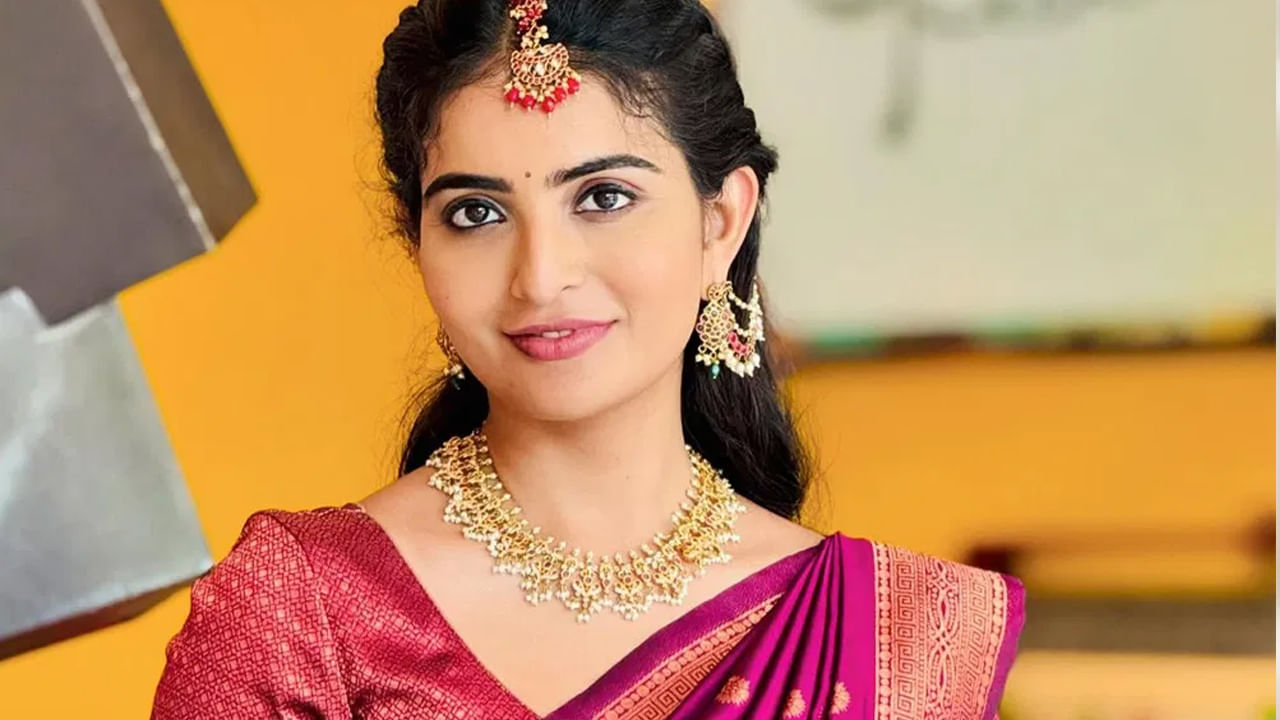  ఎప్పుడూ వరస ఫొటోస్ షేర్ చేస్తూ తన అంద చందాలతో ఆకట్టుకుంటుంది. తన అందంతో కుర్రకారును తన వైపుకు లాక్కుంటుంది. ఇక తాజాగా ఈ చిన్నది తన ఇన్ స్టాలో ట్రెడిషనల్ లుక్ లో ఉన్న ఫొటోలు షేర్ చేసింది.