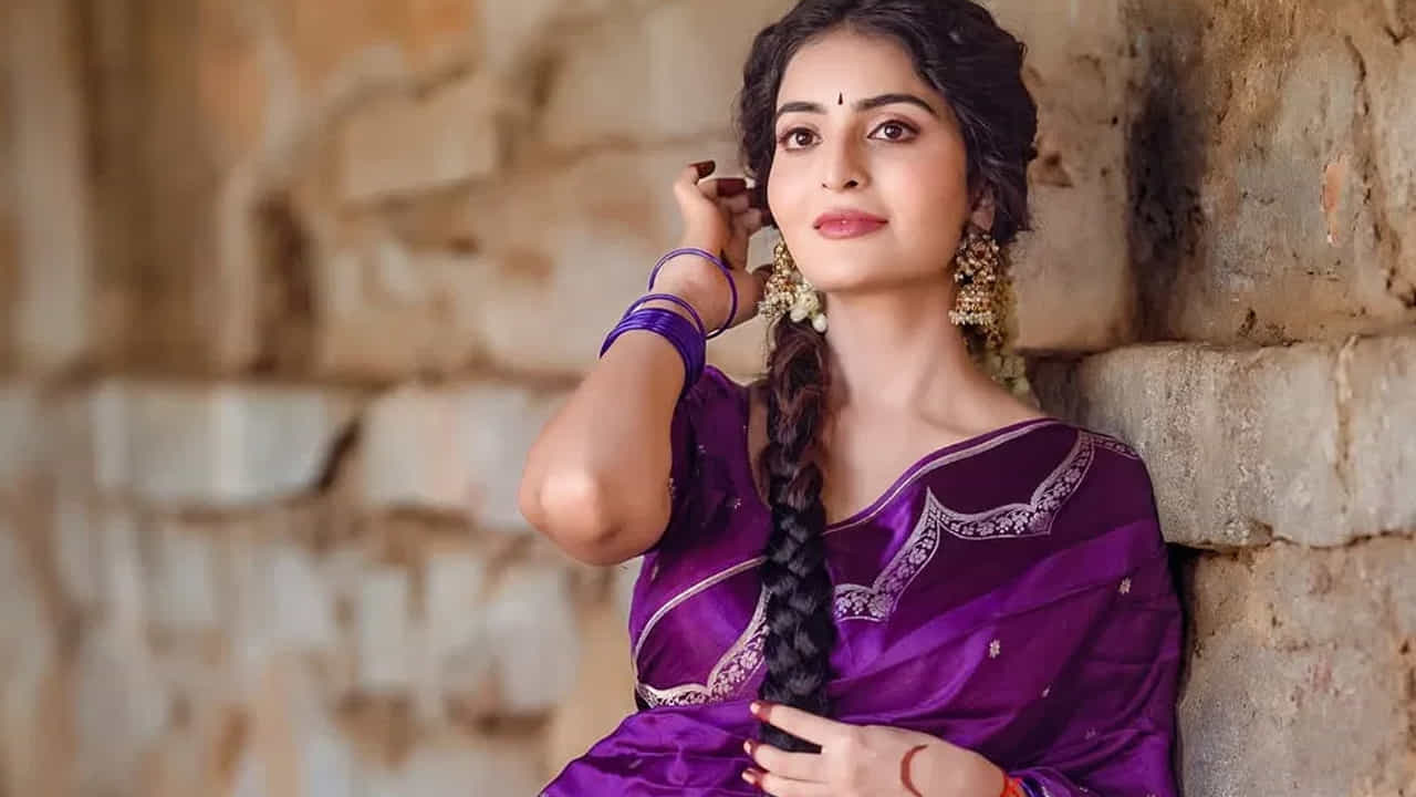 రెడ్ కలర్ లెహెంగాలో అందంగా తయారైంది ఈ తెలుగు పిల్ల. చూడటానికి చాలా క్యూట్‌గా ఉంది ఈ బ్యూటీ. ప్రస్తుతం దీనికి సంబంధించిన ఫొటోలు నెట్టింట తెగ వైరల్ అవుతున్నాయి.