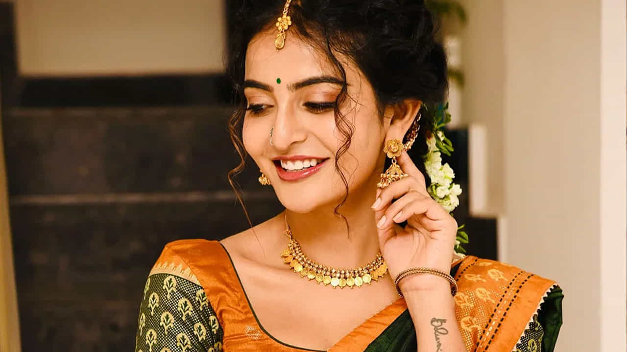 ఇక ఈ ఫొటోస్ చూసిన నెటిజన్స్, అనన్యను చూస్తే తెలుగు అందం ఉట్టిపడుతుంది. లెహెంగాలో ఎంత ముద్దుగుందో అంటూ కామెంట్స్ చేస్తున్నారు ఈ అమ్మడు అభిమానులు.