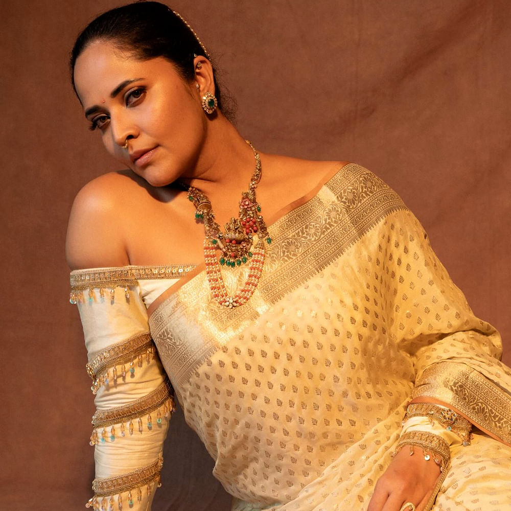 తాజాగా అనసూయ జబర్దస్త్ స్టేజ్ పై మరోసారి సందడి చేసింది. జబర్దస్త్ షో 12 ఏళ్ళు పూర్తి చేసుకున్న సందర్భంగా జరిగిన వేడుకలో అనసూయ పాల్గొంది. మళ్లీ పాత బ్యాచ్ అంతా ఈ ప్రోగ్రాం లో మెరిశారు. ఇందుకు సంబంధించిన ప్రోమో రిలీజ్ చేశారు.