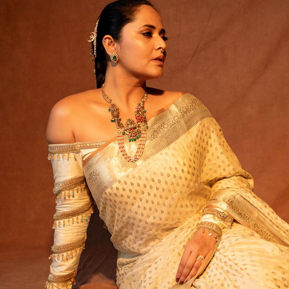 తాను జబర్దస్త్ ఎందుకు వదిలేశానో చెబుతూ హైపర్ ఆదిపై ఆమె చేసిన కామెంట్స్ వైరల్ అవుతున్నాయి."నీ వల్లే నేను ఈ షోను వదిలి వెళ్ళాను. నీ స్కిట్లకు నేను సపోర్ట్ ఇచ్చి, నిన్ను ప్రోత్సహిస్తే, నువ్వు నాకు గుర్తింపు ఇవ్వలేదు. షోను వదిలి వెళ్లే ముందు కూడా నీతో ఆది, వద్దు.. వద్దు.. నాకు కొన్ని నచ్చడం లేదు అని చాలా బ్రతిమిలాడా. అయినా వినలేదు" అంటూ ఎమోష్నలైంది అనసూయ.