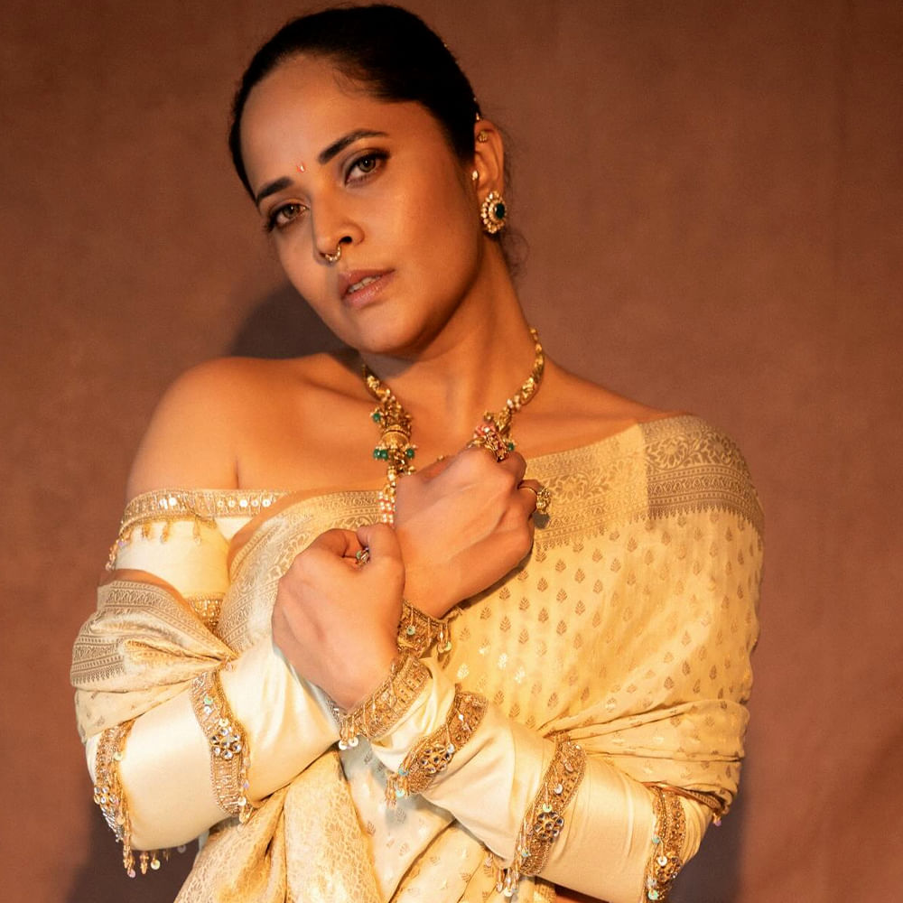 ఇక ఈ అమ్మడు సినిమాల్లోనూ రాణిస్తుంది. రంగస్థలం సినిమా అనసూయ డిమాండ్ పెంచేసింది. ఈ సినిమాలో రంగమ్మత్తగా ఆమె చేసిన పాత్ర అంత ఈజీగా ఎవ్వరూ మరిచిపోరు. ఆ తర్వాత వరుసగా సినిమాలు చేస్తూ ఫుల్ బిజీగా మారింది. ఓ వైపు సినిమాలు మరోవైపు టీవీ షోల్లో కనిపిస్తూ ఆకట్టుకుంటుంది అనసూయ.