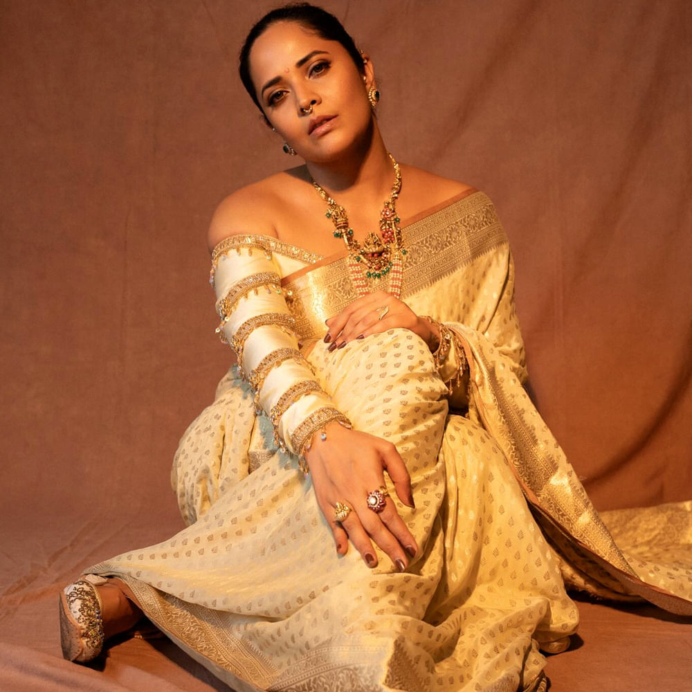 అందాల యాంకరమ్మ అనసూయకు ఉన్న కేజ్ గురించి ప్రత్యేకంగా చెప్పాల్సిన అవసరం లేదు. యాంకర్ గా కెరీర్ మొదలు పెట్టిన ఈ అమ్మడు జబర్దస్త్ తో ఫుల్ క్రేజ్ సొంతం చేసుకుంది. టీవీ షోల్లో తనకంటూ ఓ మార్క్ క్రియేట్ చేసుకుంది అనసూయ. తన అందంతో కుర్రకారును కట్టిపడేసింది.