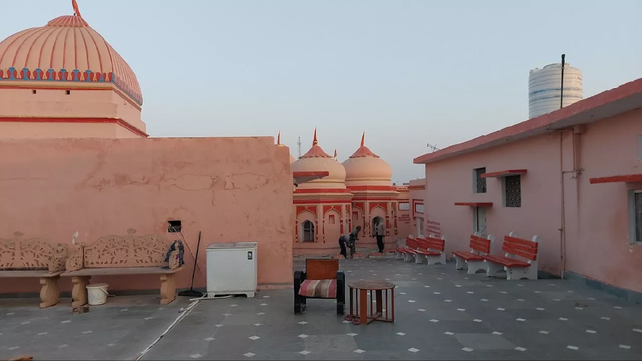 విష్ణువు దుర్జయుడిని, అతని రాక్షసుల బృందాన్ని క్షణికావేశంలో చంపాడు. గయాసురుడిని కూడా నాశనం చేసి అతని శరీరాన్ని మూడు భాగాలుగా విభజించాడు, ఒక భాగం బీహార్లోని గయలో, రెండవది నైమిషారణ్యంలో, మూడవది బద్రీనాథ్లో పడిపోతుంది. నిమిషా అనే పదానికి రెండవ భాగంలో ఒక భాగం అని కూడా అర్థం. బ్రహ్మ మనో మాయా చక్రం ఇక్కడ పడిపోవడం వల్ల ఈ ప్రదేశానికి దాని పేరు వచ్చిందని నమ్ముతారు. నేమి అనేది చరకం (చక్రం) ఉపరితలం.