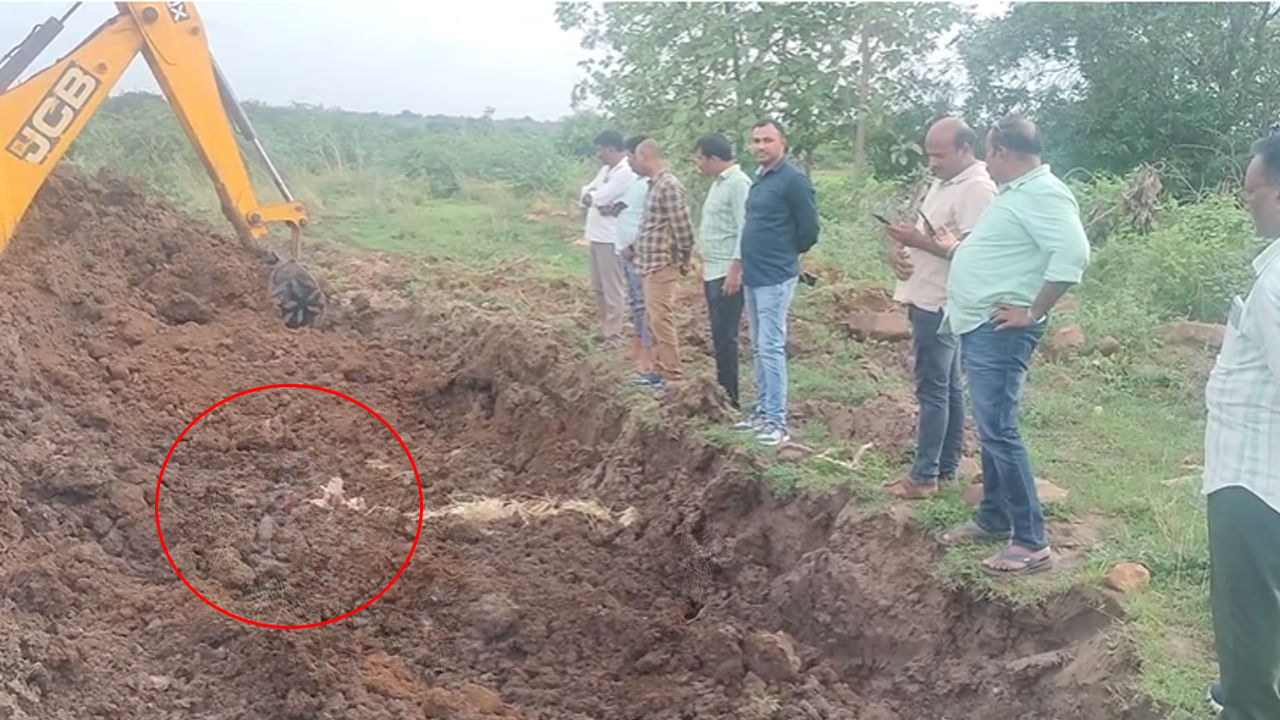 Telangana: పుష్పరాజ్నే మించిపోయారు కదరా.! జేసీబీతో తవ్వుతుండగా కుప్పలు తెప్పలుగా..