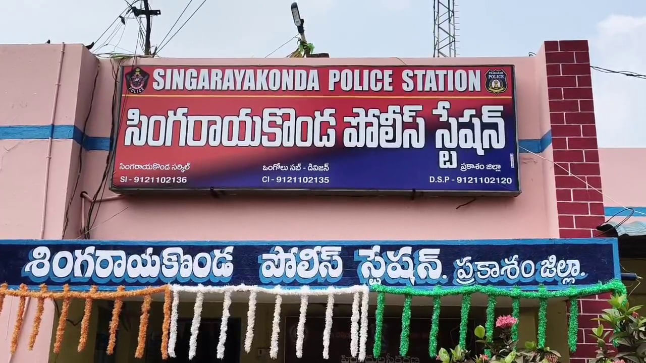 Andhra News: పోలీసుల కొంపముంచిన కోడికూర వ్యవహారం.. ఏం జరిగిందో తెలిస్తే..