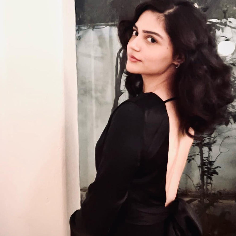 ఈ సినిమా చూసిన ప్రతి ఒక్కరు ఈ అమ్మడు గురించి తెలుసుకోవడానికి ట్రై చేస్తున్నారు. అనీత్ పద్ద.. ఢిల్లీ విశ్వవిద్యాలయంలో గ్రాడ్యుయేషన్ చేస్తుందట. నటనపై ఆసక్తితో మోడలింగ్ రంగంలోకి అడుగుపెట్టింది అనీత్ పద్ద. ఇప్పటికే పలు యాడ్స్ చేసింది. 