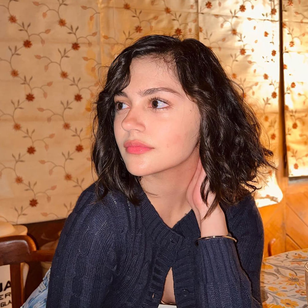 ఇక సయ్యారా సినిమాతో కథానాయికగా వెండితెరకు పరిచయమైంది. ఫస్ట్ మూవీతోనే ఊహించని విజయాన్ని ఖాతాలో వేసుకున్న ఈ సుందరి.. ఇప్పుడు అందరి దృష్టిని ఆకర్షిస్తుంది. ఇటీవల సయ్యారా సినిమాపై మహేష్ బాబు సైతం ప్రశంసలు కురిపించారు. అలాగే హీరోహీరోయిన్స్ పై పొగడ్తలు కురిపించారు. 