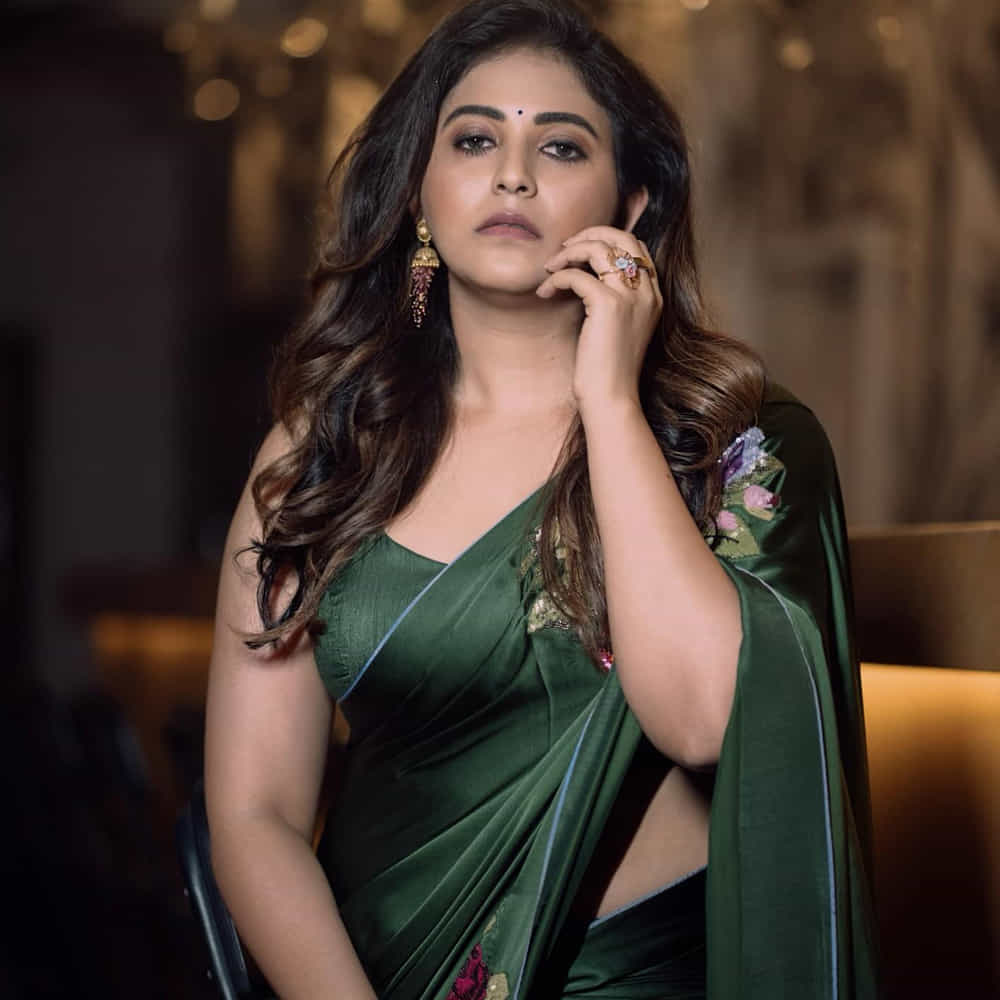 తెలుగు ప్రేక్షకులకు సుపరిచితమైన హీరోయిన్ అంజలి. నిజానికి తెలుగమ్మాయే అయినప్పటికీ ఎక్కువగా తమిళంలోనే ఎక్కువగా సినిమాలు చేసింది. మొదటి సినిమాతో సూపర్ హిట్ అందుకున్న ఈ అమ్మడు.. నటిగా ప్రశంసలు సొంతం చేసుకుంది.