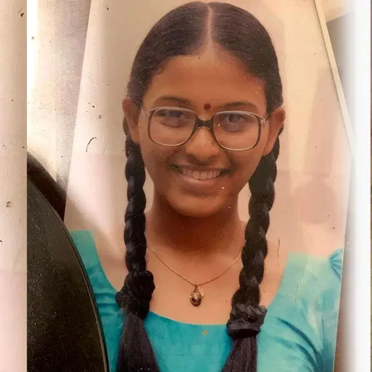 పైన ఫోటోలో కనిపిస్తున్న అమ్మాయి.. తెలుగులో క్రేజీ హీరోయిన్. టాలీవుడ్, కోలీవుడ్ ఇండస్ట్రీలో బ్యాక్ టూ బ్యాక్ సినిమాలతో మెప్పించింది. విభిన్న కంటెంట్ చిత్రాలు, వైవిధ్యమైన పాత్రలతో తెలుగు సినీరంగంలో తనదైన ముద్ర వేసింది. ఇంతకీ ఈ అమ్మడు ఎవరో తెలుసా.. ? 
