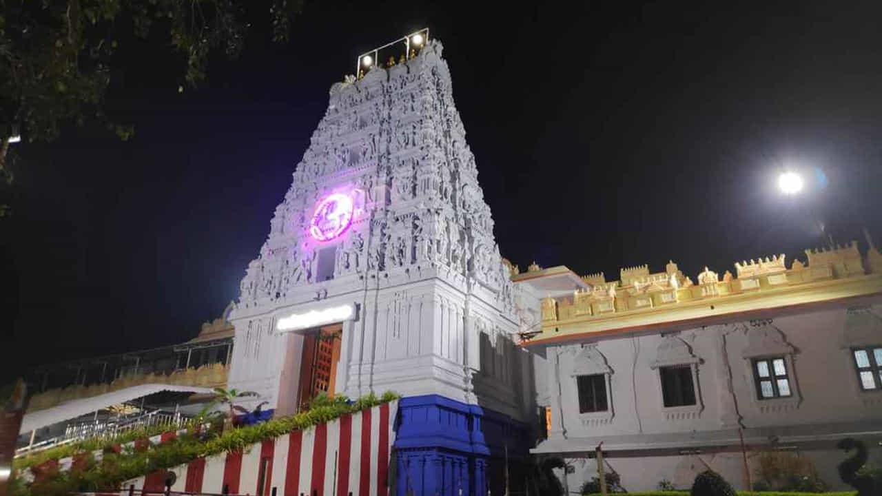 02వ రోజు శనివారం ఉదయం 04:38 గంటలకు రాజమండ్రి స్టేషన్  చిరుకొని అక్కడినుంచి హోటల్‌లో చెక్ ఇన్ అయ్యి ఫ్రెష్ అవుతారు. తర్వాత రాజమండ్రి నుంచి 80 కి.మీ దూరంలో ఉన్న అన్నవరం వెళ్లి శ్రీ సత్యనారాయణ స్వామివారి దర్శనం చేసుకొంటారు. ఇక్కడ ప్రసాదం తీసుకోవడం మర్చిపోవద్దు. ఇది చాల రుచికరంగా ఉంటుంది. సాయంత్రం మళ్లీ  రాజమండ్రి తిరిగి వెళ్లి గోదావరి ఘాట్, ఇస్కాన్ ఆలయాన్ని చూసి రాత్రి అక్కడే బస చేస్తారు.