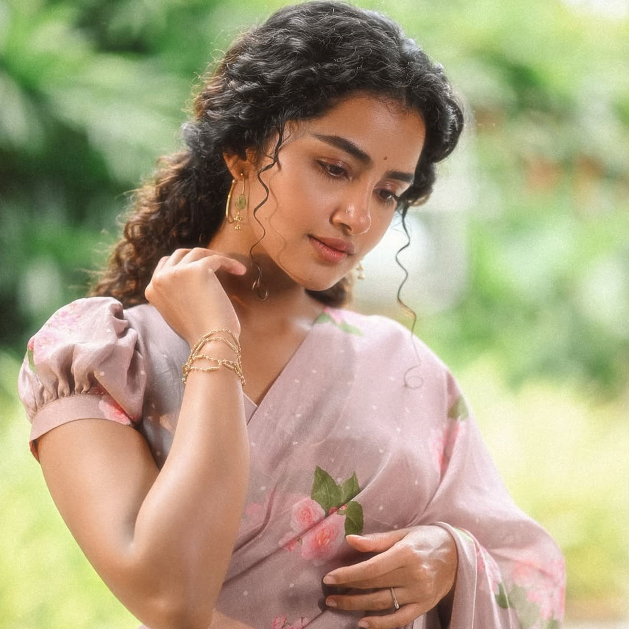 అనుపమ పరమేశ్వరన్.. దక్షిణాది సినీప్రియులకు ప్రత్యేకంగా పరిచయం అవసరంలేని పేరు. ప్రేమమ్ సినిమాతో సినీరంగంలోకి అడుగుపెట్టిన ఈ అమ్మడు మొదటి సినిమాతోనే కట్టిపడేసింది. ఈ మూవీతో విపరీతమైన క్రేజ్ సొంతం చేసుకుంది. దీంతో బ్యాక్ టూ బ్యాక్ అవకాశాలు అందుకుంటూ తక్కువ సమయంలోనే బిజీ హీరోయిన్ గా మారింది. 