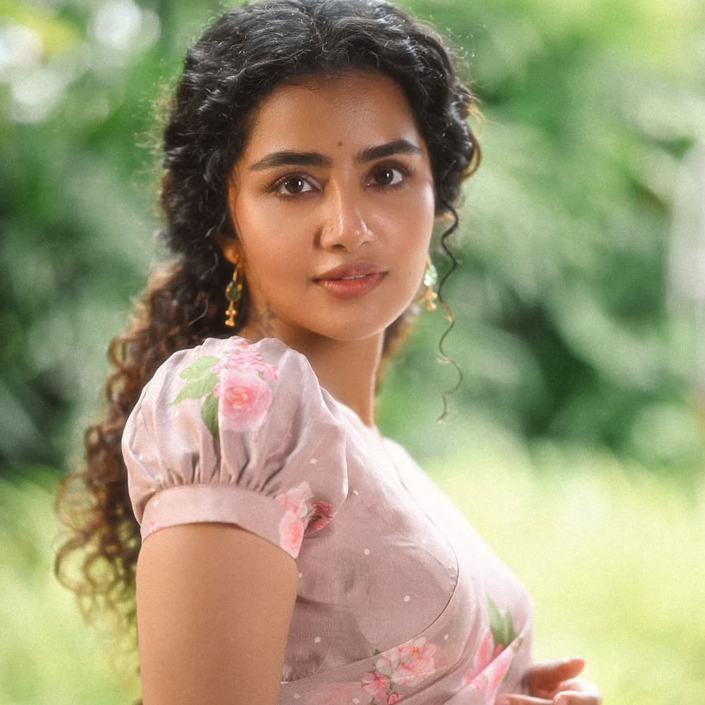 ప్రస్తుతం తెలుగులో పరదా చిత్రంలో నటిస్తుంది. ఈ సినిమాతోపాటు మలయాళంలో జానకి వర్సెస్ స్టేట్ ఆఫ్ కేరళ చిత్రంలో నటిస్తుంది. అయితే ఈ సినిమాకు సెన్సార్ బోర్డ్ సర్టిఫికెట్ నిరాకరించడం ఇప్పుడు మలయాళీ చిత్రపరిశ్రమలో చర్చనీయాంశమైంది. సెన్సార్ బోర్డ్ తీరుపై మలయాళీ చిత్రపరిశ్రమ తీవ్ర అభ్యంతరం వ్యక్తం చేసింది. 