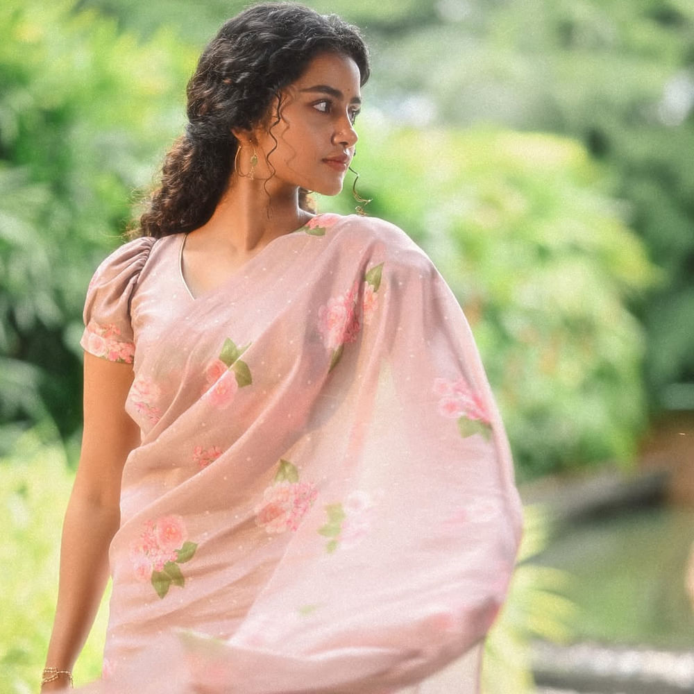 దీంతో విడుదలకు ముందే అనుపమ సినిమా వివాదంలో చిక్కుకుంది. మరోవైపు ఈ మూవీ ప్రమోషన్లలో పాల్గొంటుంది అనుపమ. ఈ క్రమంలో తాజాగా ఆమె సోషల్ మీడియాలో షేర్ చేసిన ఫోటోస్ ఆకట్టుకుంటున్నాయి. బేబీ పింక్ కలర్ చీరకట్టులో సింపుల్ గా కనిపిస్తూనే ఫిదా చేస్తోంది ఈ కేరళ అందం. 