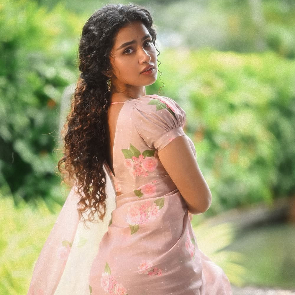 ఇన్నాళ్లు సంప్రదాయ లుక్ లో.. ఎంతో పద్దతిగా కనిపించిన ఈ అమ్మడు.. టిల్లు స్క్వైర్ చిత్రంలో మాత్రం గ్లామర్ ఫోజులతో మతిపోగొట్టేసింది.  దీంతో అనుపమను అలా చూసి షాకయ్యారు ఫ్యాన్స్. ఇక ఇప్పుడు ఎప్పటిలాగే పద్దతిగా కనిపిస్తూనే నెటిజన్లను కట్టిపడేసింది ఈ ముద్దుగుమ్మ. తాజాగా ఈ అమ్మడు షేర్ చేసిన ఫోటోస్ తెగ వైరలవుతున్నాయి. 