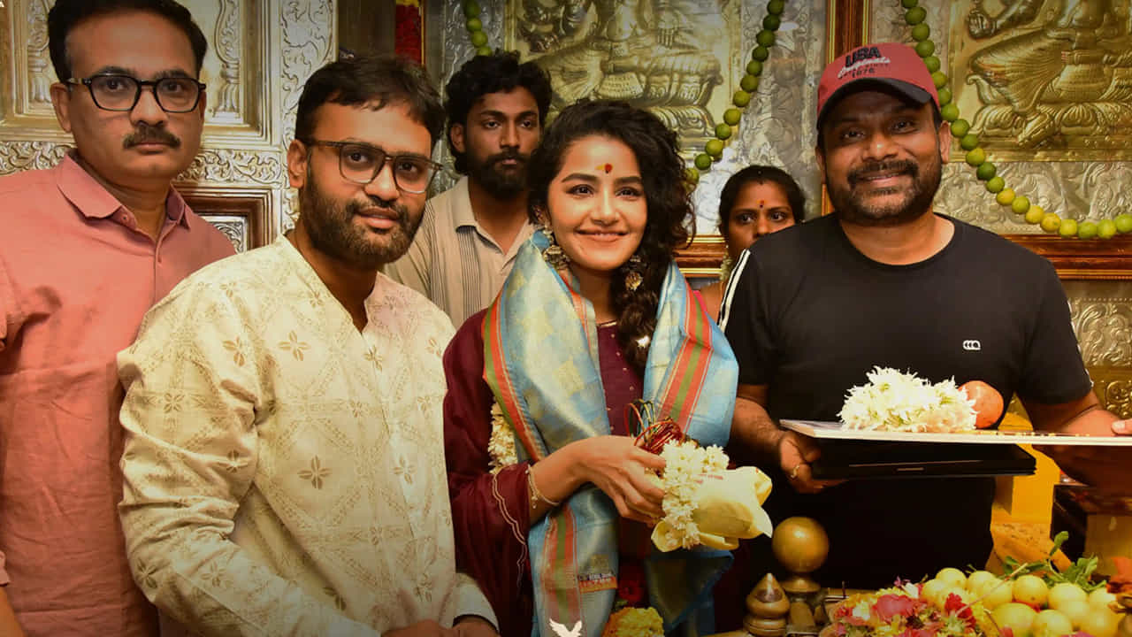  తాజాగా టాలీవుడ్ హీరోయిన్ అనుపమా పరమేశ్వరన్ హైదరాబాద్ లోని బల్కంపేట ఎల్లమ్మ ఆలయాన్నిదర్శించుకుంది. తన లేటెస్ట్ సినిమా పరదా చిత్ర బృందంతో కలిసి అక్కడ అమ్మవారికి ప్రత్యేక పూజలు నిర్వహించింది.
