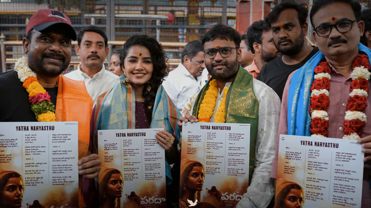  ఈ సందర్భంగా ఆలయాధికారులు అనుపమకు ఘన స్వాగతం పలికి ఆశీర్వాదాలు అందజేశారు. ఇందుకు సంబంధించిన ఫోటోలు, వీడియోలు ప్రస్తుతం సామాజిక మాధ్యమాల్లో బాగా అవుతున్నాయి. 
