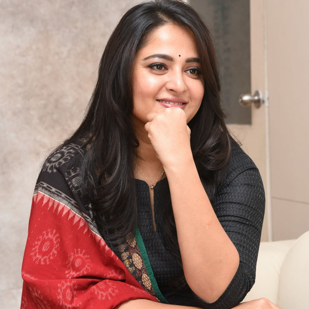 అనుష్క శెట్టి.. తెలుగు సినీప్రియులకు పరిచయం అవసరంలేని పేరు. సూపర్ సినిమాతో నాగార్జునతో కలిసి థియేటర్లలో సందడి చేసిన ఈ బ్యూటీ.. ఆ తర్వాత అరుంధతి మూవీతో బ్లాక్ బస్టర్ హిట్ అందుకుంది. లేడీ ఓరియెంటెడ్ మూవీతో నటిగా విమర్శకుల ప్రశంసలు అందుకుంది. 