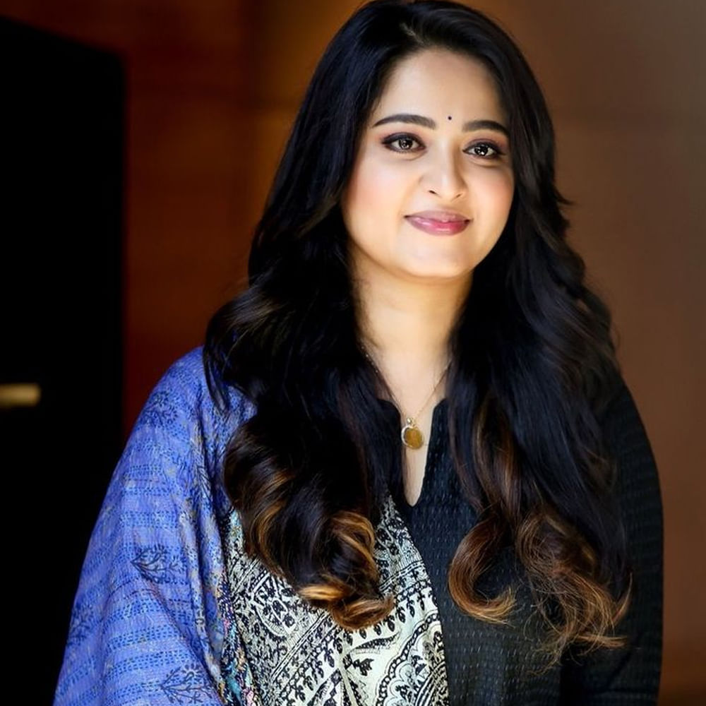  ఆ తర్వాత తెలుగులో స్టార్ హీరోలతో ఎన్నో సూపర్ హిట్ చిత్రాల్లో నటించి మెప్పించింది. బాహుబలి సినిమాతో అనుష్క పేరు పాన్ ఇండియా లెవల్లో మారుమోగింది. ఈ సినిమాతో అనుష్కకు మరిన్ని అవకాశాలు వస్తాయని అనుకున్నారు. కానీ అలా జరగలేదు. ఈ సినిమా తర్వాత అవకాశాలు తగ్గిపోయాయి. 