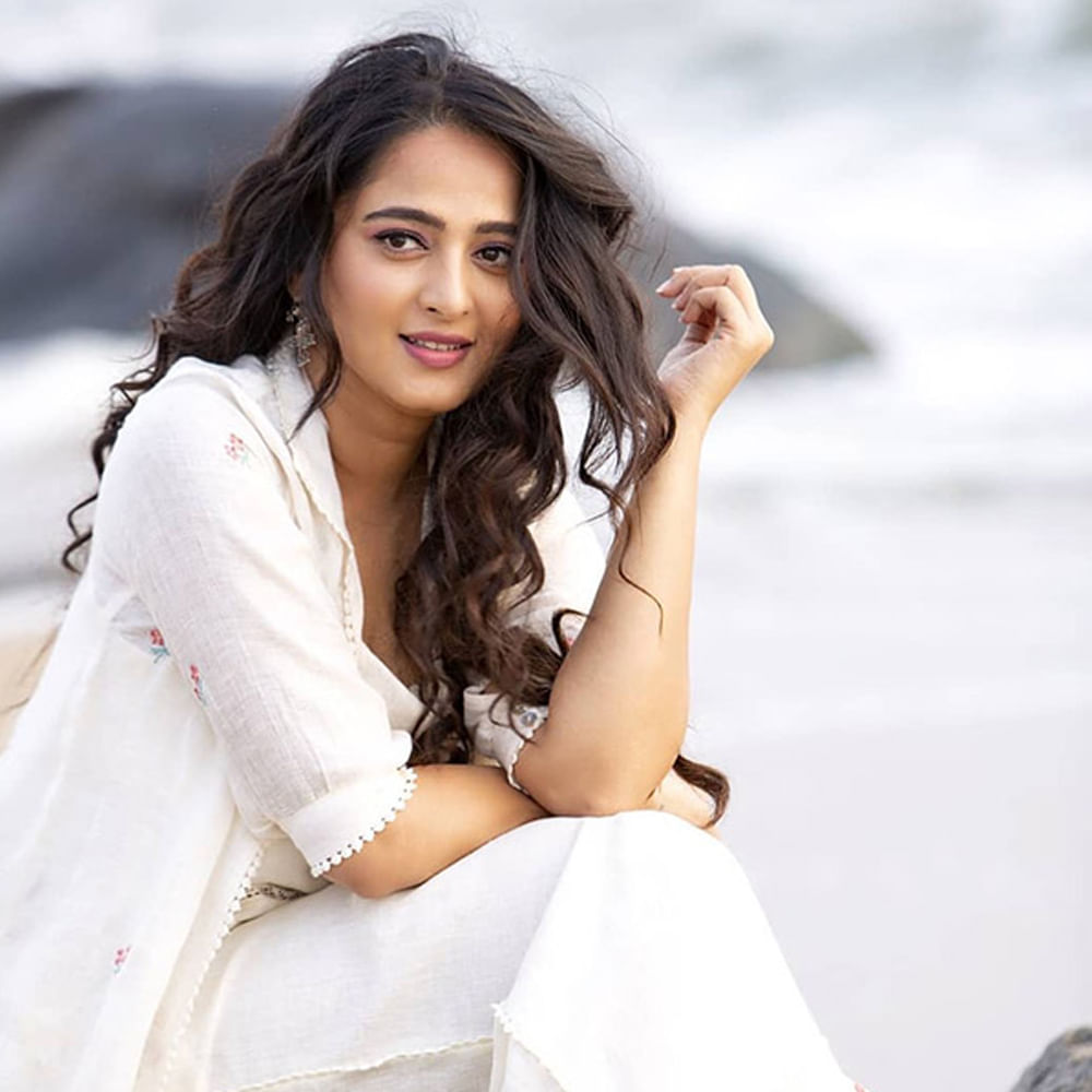 ఇదిలా ఉంటే.. అనుష్క రిజెక్ట్ చేసిన సినిమాతో త్రిష బ్లాక్ బస్టర్ హిట్టు కొట్టింది. బాహుబలి సినిమా తర్వాత కొన్నాళ్లు గ్యాప్ తీసుకున్న అనుష్క.. ఆ తర్వాత మిస్ శెట్టి మిస్టర్ పోలిశెట్టి సినిమాలో నటించింది. ఈ మూవీతోపాటు ఆమెకు మరో హీరో సినిమాలో ఛాన్స్ రాగా.. సున్నితంగా రిజెక్ట్ చేసిందట. 