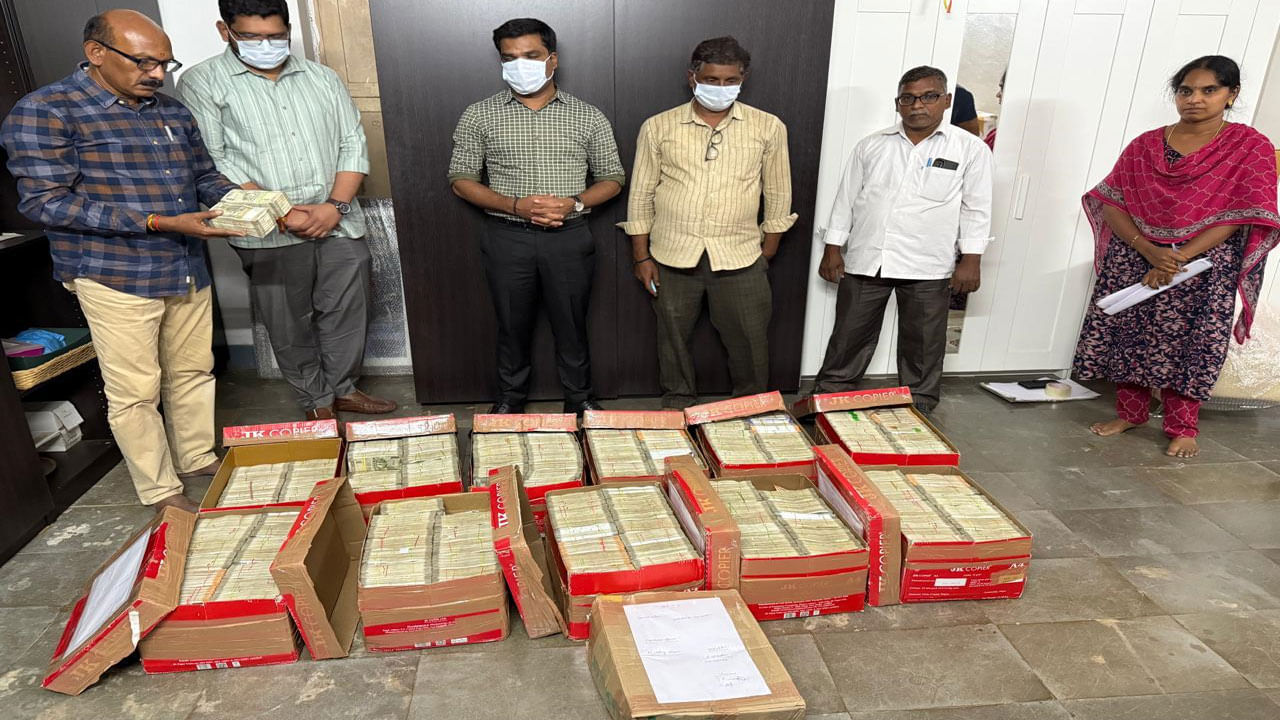 AP Liquor Case Video: ఏపీ లిక్కర్ స్కామ్ కేసులో రూ.11 కోట్లు సీజ్... రంగారెడ్డి జిల్లా కాచారంలో ఏపీ సిట్ సోదాలు