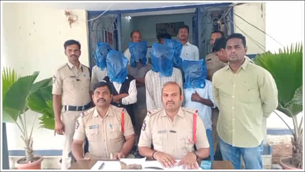 Andhra News: అప్పు తిరిగి ఇవ్వమన్నందుకు ఇంత దారుణమా.. ఏకంగా 10 మందితో కలిసి..