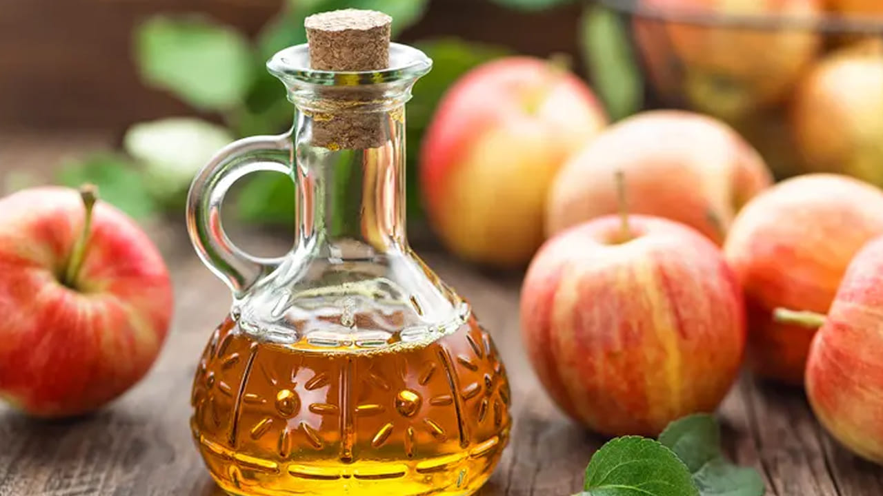 వెల్లుల్లి రెబ్బను నోట్లో పెట్టుకొని పదిహేను నిమిషాల పాటు నములుతూ రసాన్ని మింగుతూ ఉంటే గొంతు నొప్పి తగ్గిపోతుంది. కప్పు నీటిలో అరచెంచా మిరియాలపొడి వేసి మరిగించిన నీటిలో కొద్దిగా బెల్లం వేసి వేడివేడిగా తాగితే గొంతు నొప్పి తగ్గిపోతుంది.