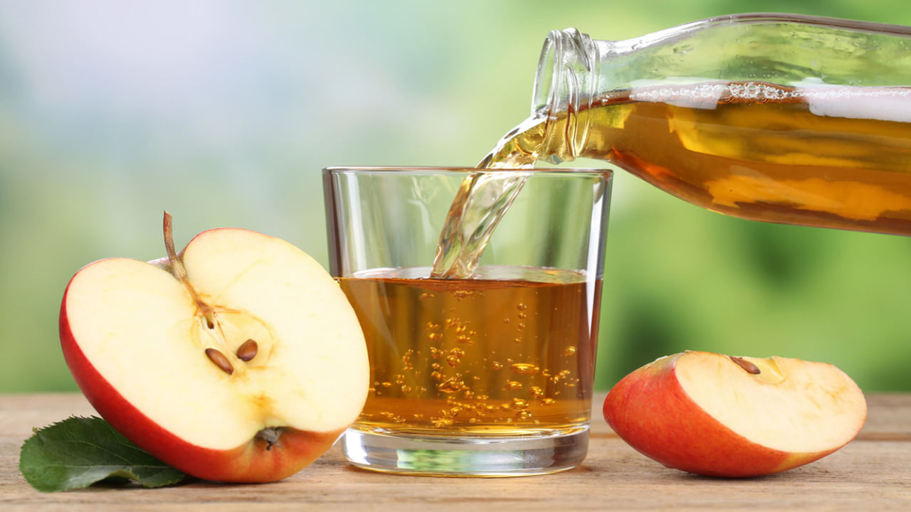 యాపిల్‌ పండ్లలో విటమిన్‌ సి అధిక మోతాదులో లభిస్తుంది. కాబట్టి ప్రతి రోజు యాపిల్‌ జ్యూస్‌ తీసుకోవడం వల్ల శరీరానికి రోగనిరోధక శక్తి పెరుగుతుంది. అంతేకాకుండా జలుబు, ఫ్లూ వంటి చిన్న చిన్న సమస్యల నుంచి కూడా విముక్తి కలుగుతుంది. 