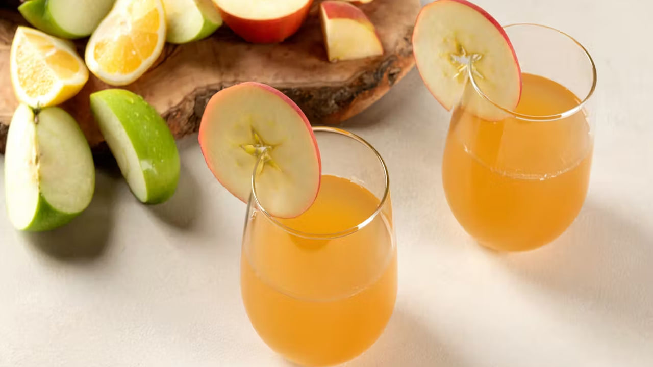 యాపిల్ జ్యూస్‌ను రోజూ సేవిస్తుంటే చ‌ర్మం సైతం ఆరోగ్యంగా ఉంటుంది. చ‌ర్మ కాంతి పెరిగి మృదువుగా మారుతుంది. ముఖంపై ఉండే ముడ‌త‌లు, మ‌చ్చ‌లు పోతాయి. య‌వ్వ‌నంగా క‌నిపిస్తారు. అలాగే యాపిల్ జ్యూస్‌ను తాగితే జీర్ణ‌క్రియ మెరుగు ప‌డుతుంది. తిన్న ఆహారం స‌రిగ్గా జీర్ణ‌మ‌వుతుంది. 