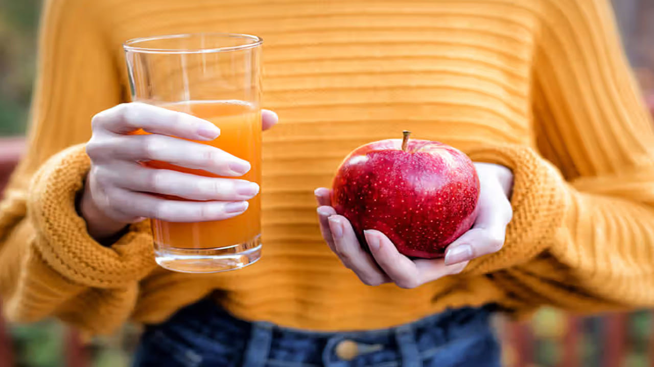 అధిక బ‌రువుతో ఇబ్బంది పడుతున్నవారు రోజూ యాపిల్ జ్యూస్‌ను తాగితే మంచిది. దీని వ‌ల్ల ఎక్కువ సేపు కడుపు నిండిన భావ‌న‌లో ఉంటారు. దీంతో ఆహారం త‌క్కువ‌గా తింటారు. ఫ‌లితంగా ఇది బ‌రువు త‌గ్గేందుకు స‌హాయ ప‌డుతుంది. డ‌యాబెటిస్ ఉన్న‌వారు సైతం రోజూ యాపిల్ జ్యూస్‌ను సేవిస్తుంటే ఎంతో మేలు జ‌రుగుతుంది. 