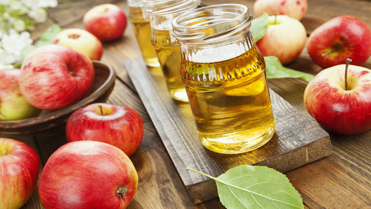 యాపిల్ జ్యూస్‌లో ఉండే స‌మ్మేళ‌నాలు ర‌క్తంలోని చ‌క్కెర స్థాయిల‌ను త‌గ్గిస్తాయి. దీంతో డ‌యాబెటిస్ అదుపులో ఉంటుంది. యాపిల్ జ్యూస్‌ను రోజూ సేవించ‌డం వ‌ల్ల శ‌రీరంలోని వాపులు, నొప్పులు సైతం త‌గ్గిపోతాయి. దీంతో ఆర్థ‌రైటిస్ ఉన్న‌వారికి ఎంతో మేలు జ‌రుగుతుంది. కీళ్లు, మోకాళ్ల నొప్పుల‌ను త‌గ్గించుకోవ‌చ్చు.