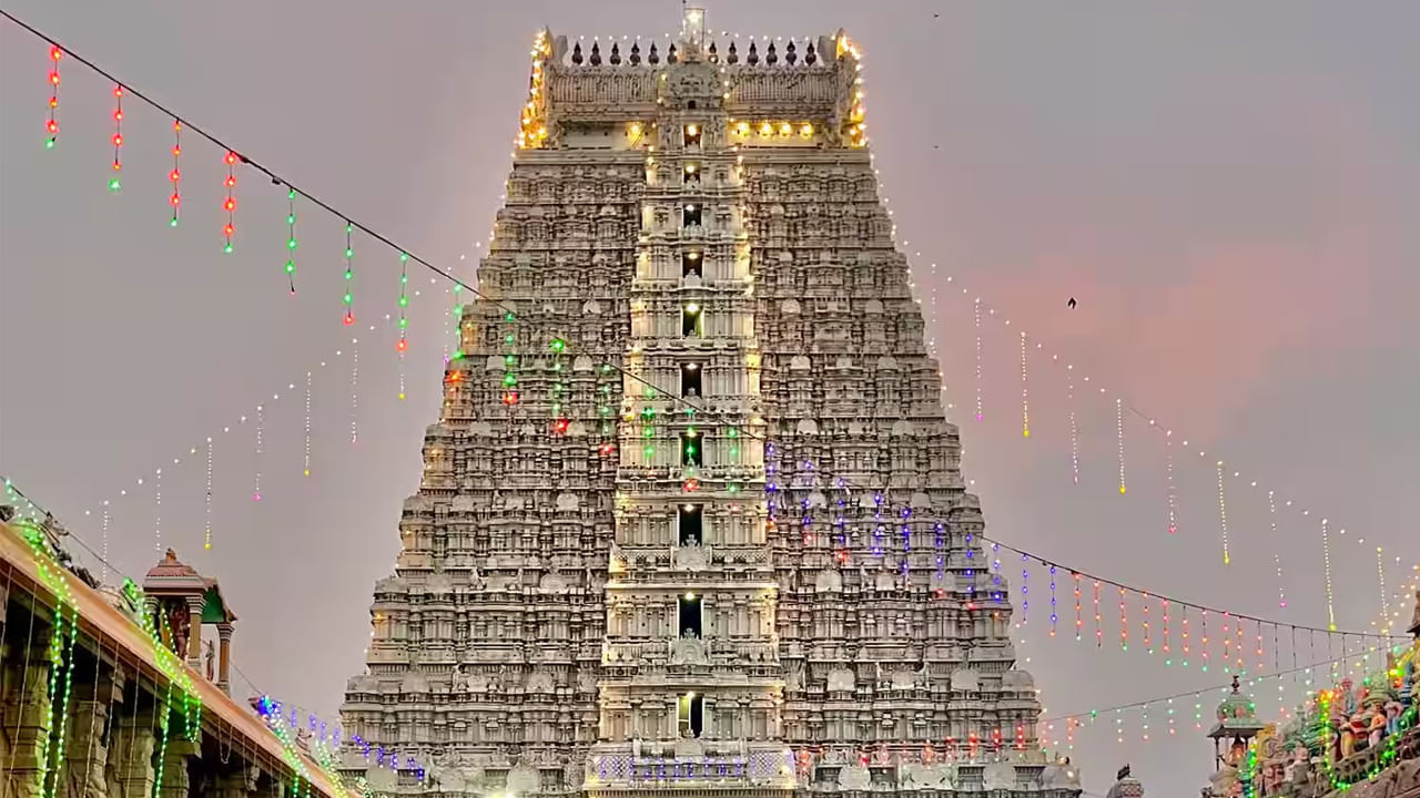 దేవుడి దర్శనం తర్వాత గుడిలో కాసేపు ఎందుకు కూర్చుంటారో మీకు తెలుసా..?