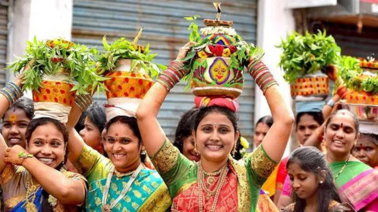 తెలంగాణలోని అత్యంత ప్రముఖమైన మరియు ప్రాచీనమైన సాంస్కృతిక ఉత్సవాలలో బోనాల పండుగ ఒకటి. ఈ పండుగ 600 సంవత్సరాలకు పైగా చరిత్రను కలిగి ఉంది. పల్లవుల పాలన కాలం నుండి ఈ పండుగకు మూలాలు ఉన్నాయని చరిత్రకారులు చెబుతున్నారు. తరువాత, కాకతీయ రాజులు, శ్రీకృష్ణదేవరాయలు, కుతుబ్ షాహీలు కూడా ఈ పండుగను వైభవంగా జరుపుకున్నారు. కుతుబ్ షాహీలు ఈ పండుగను నెల రోజుల పాటు జరుపుకునేవారట.