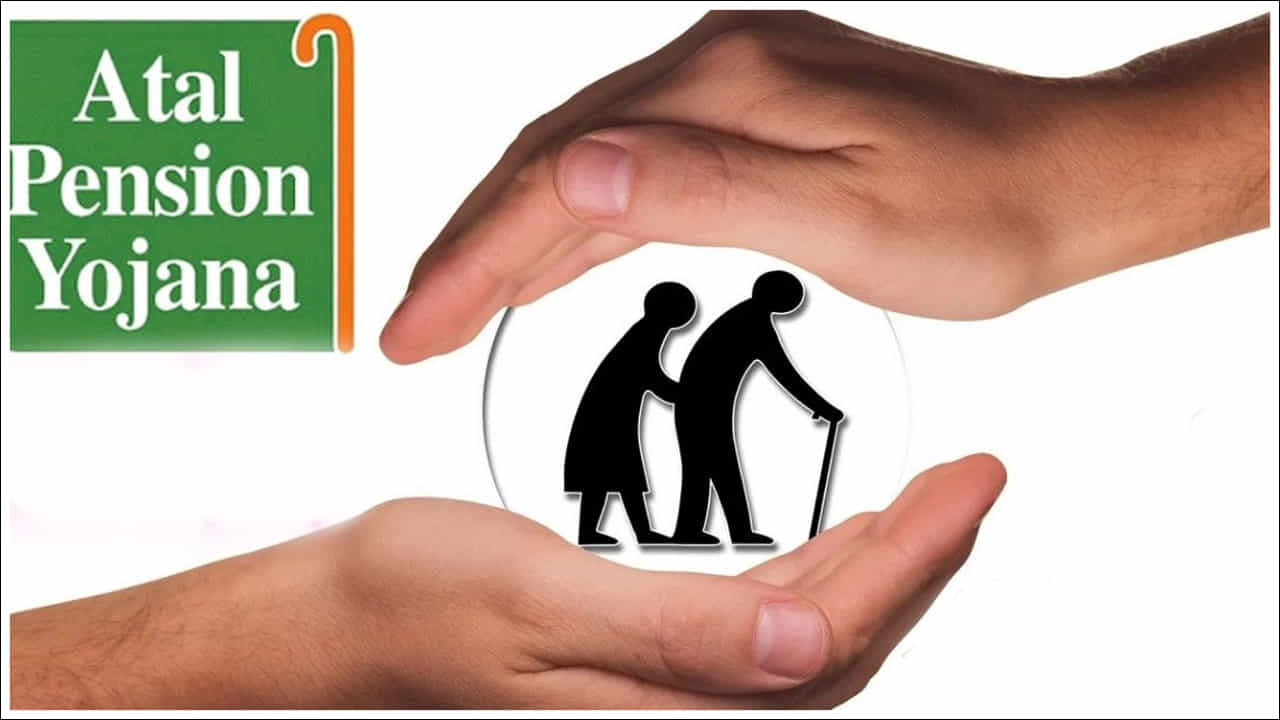 Best Pension Schemeవృద్ధాప్యంలో క్రమం తప్పకుండా ఆదాయం గురించి ఆందోళన చెందుతున్న వారికి అటల్ పెన్షన్ స్కీమ్ ఒక మద్దతుగా నిలుస్తుంది. కేంద్ర ప్రభుత్వం ప్రారంభించిన ఈ పథకం 60 సంవత్సరాల వయస్సు తర్వాత పేదలు, తక్కువ ఆదాయ పౌరులకు ప్రతి నెలా రూ. 1,000 నుండి రూ. 5,000 వరకు పెన్షన్ అందించడం లక్ష్యంగా పెట్టుకుంది. 18-40 సంవత్సరాల మధ్య వయస్సు ఉన్న ఏ పౌరుడైనా ఈ పథకంలో చేరవచ్చు. ప్రతి నెలా స్థిర మొత్తాన్ని జమ చేయవచ్చు. ప్రభుత్వం కూడా దీనికి కొంత మొత్తాన్ని జమ చేస్తుంది.