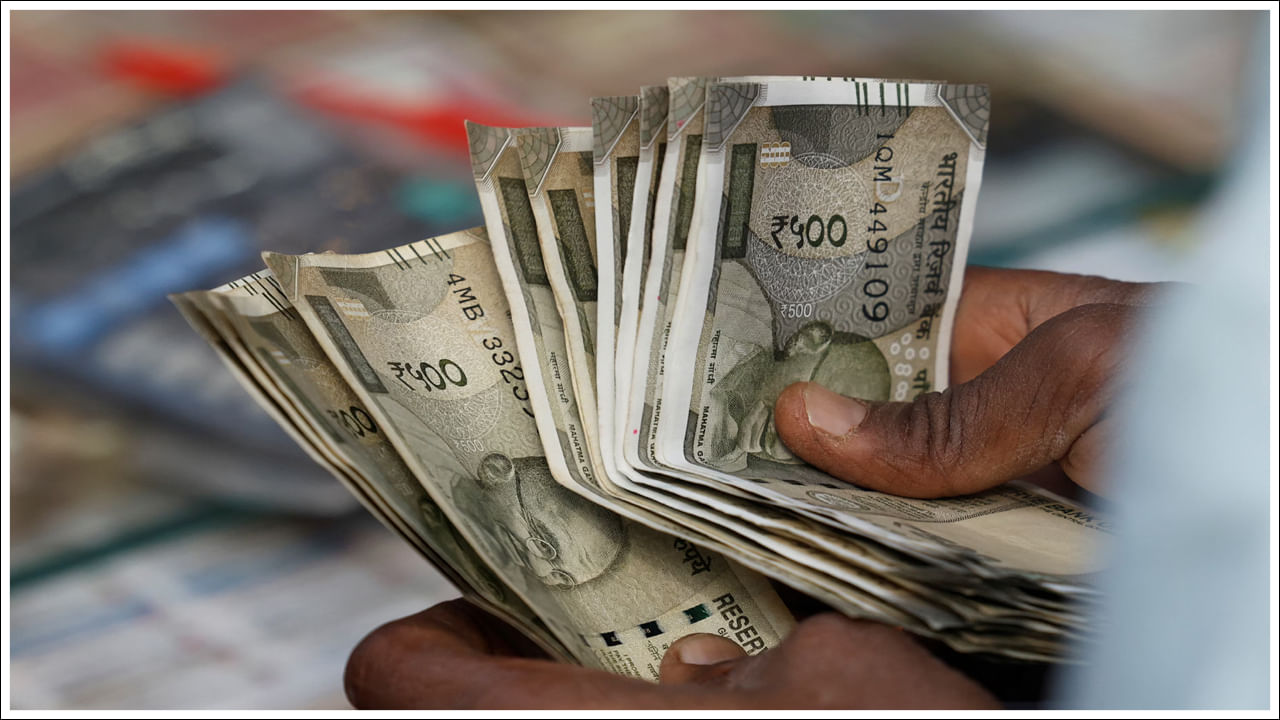 ఈ పథకానికి అర్హత ఏమిటి? : అటల్ పెన్షన్ పథకంలో చేరడానికి కొన్ని ముఖ్యమైన షరతులు నిర్ణయించింది కేంద్రం. ఈ పథకంలో దరఖాస్తు చేసుకోవడానికి వ్యక్తి వయస్సు కనీసం 18 సంవత్సరాలు, గరిష్టంగా 40 సంవత్సరాలు ఉండాలి. దీనితో పాటు, దరఖాస్తుదారుడు ఆధార్ కార్డు, KYCకి అనుసంధానించబడిన యాక్టివ్ బ్యాంక్ ఖాతాను కలిగి ఉండాలి. భారతీయ పౌరులు మాత్రమే ఈ పథకం ప్రయోజనాలను పొందుతారని గుర్తించుకోండి.