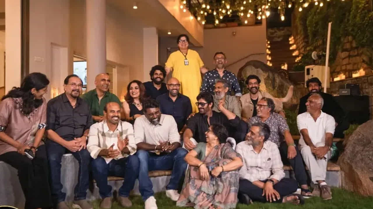 ఇక బాహుబలి సినిమా కోసం రాత్రింబవళ్లు శ్రమించిన రాజమౌళి భార్య రమా రాజమౌళి, రాజమౌళి కోడలు శ్రీవల్లి ఈ వేడుకకు హాజరయ్యారు. రాజమౌళి కుమారుడు కార్తికేయ కూడా తళుక్కుమన్నాడు. అయితే హీరోయిన్లు అనుష్క, తమన్నా మాత్రం రాలేదు.
