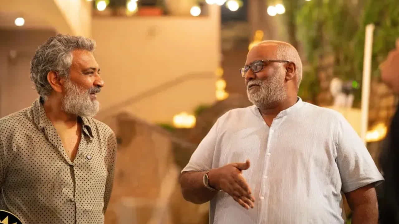 కాగా బాహుబలి రెండు చిత్రాలను కలిపి ఒకే చిత్రంగా విడుదల చేస్తున్నారు. అక్టోబర్ లో బాహుబలి ది ఎపిక్ పేరుతో ఈ మూవీని
రీ రిలీజ్ చేస్తున్నట్లు మేకర్స్ తెలిపారు.
