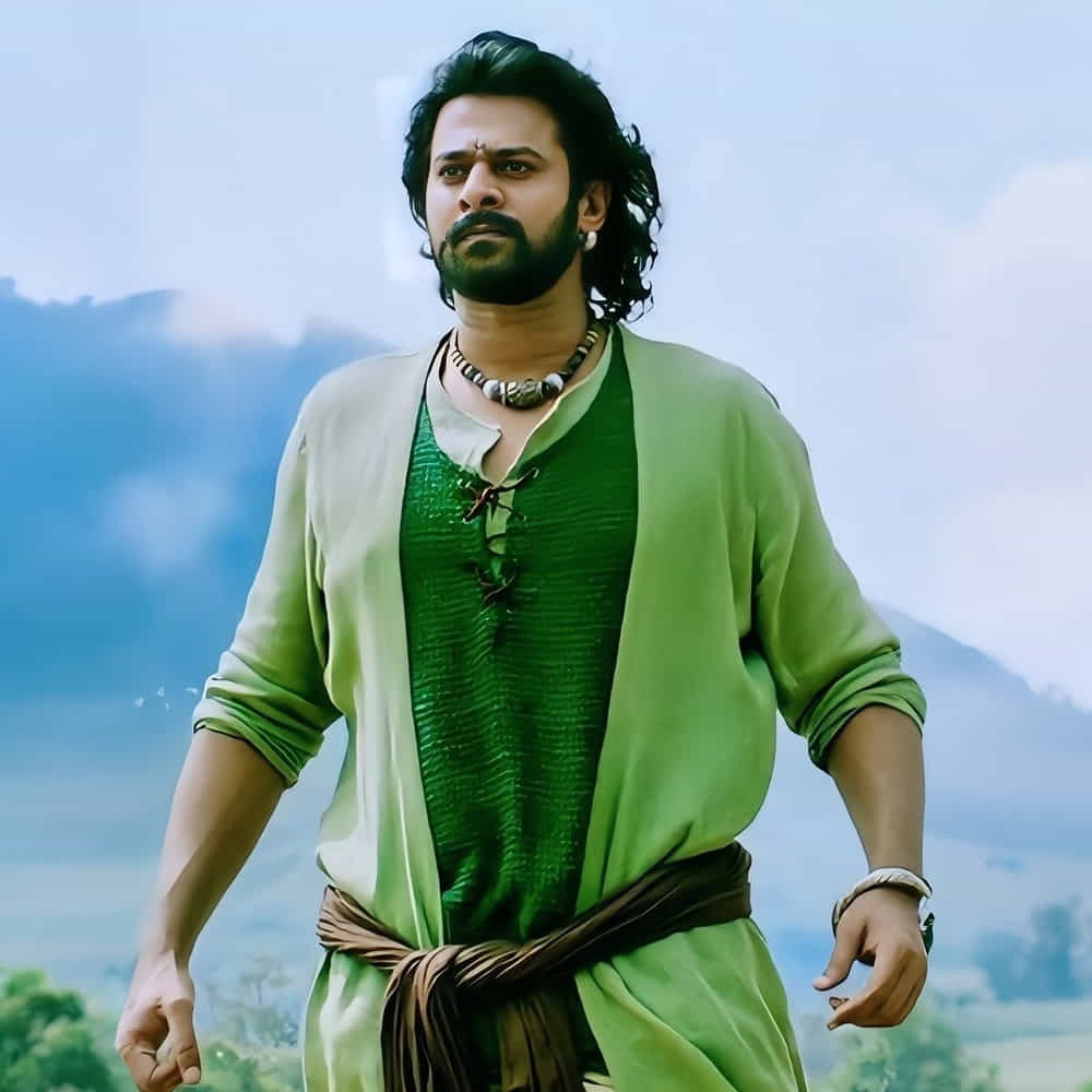 బాహుబలి విడుదలైన రోజు తెలుగులో నెగిటివ్ టాక్ వచ్చింది.. అంతా ఫ్లాప్ అన్నారు. కానీ రాజమౌళి విజన్.. ప్రభాస్ క్రేజ్ ముందు ఈ టాక్ నిలబలేదు. తొలిరోజు నుంచే రికార్డులు సృష్టిస్తూ.. అందనంత ఎత్తులో నిలిచింది ఈ సినిమా. పదేళ్ళ కిందే ప్రపంచ వ్యాప్తంగా 580 కోట్లకు పైగా గ్రాస్.. 300 కోట్ల షేర్ వసూలు చేసి.. ఆల్ టైమ్ బ్లాక్బస్టర్గా నిలిచింది.