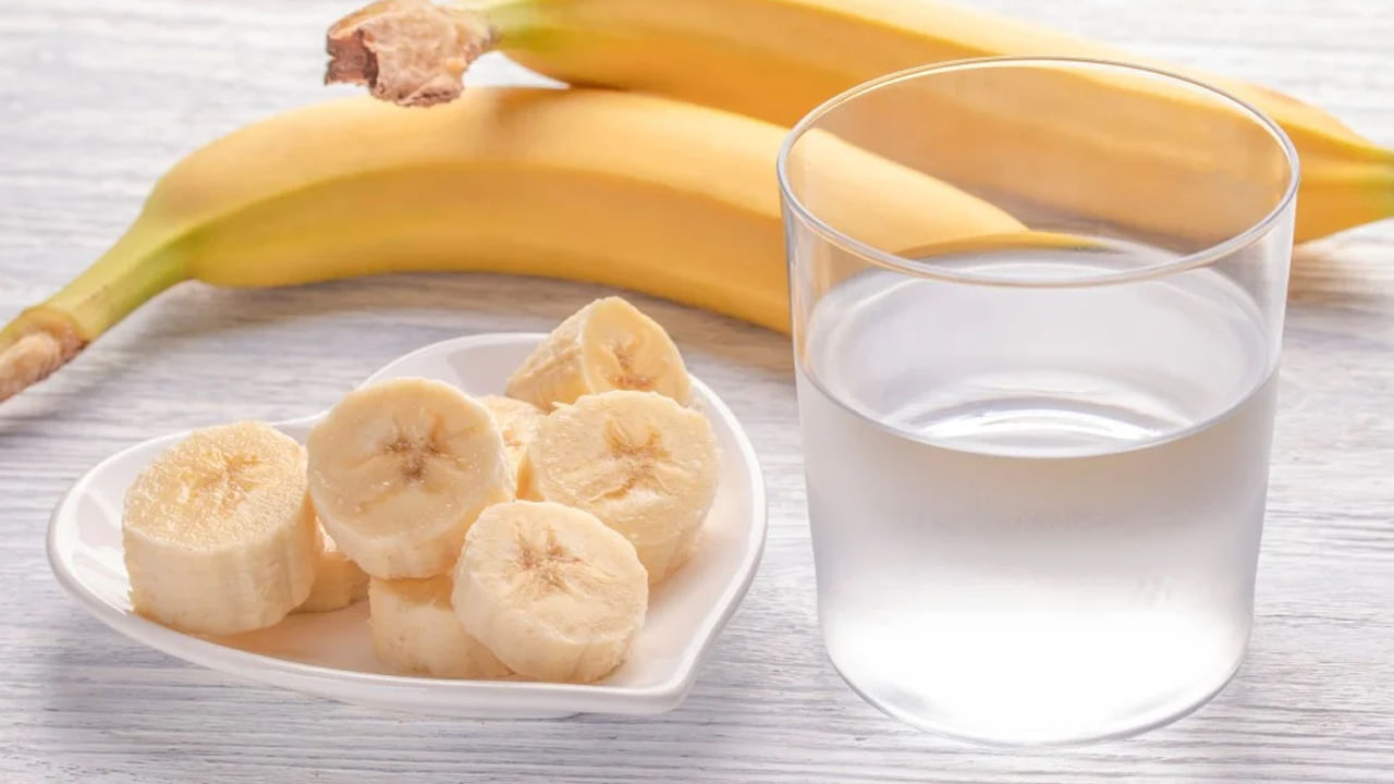 అరటి పండు తిన్న వెంటనే నీళ్లు తాగడం వలన జీర్ణసంబంధమైన సమస్యలు పెరుగుతాయంట. అంతే కాకుండా అరటి పండులో పొటాషియం ఎక్కువగా ఉంటుంది. 