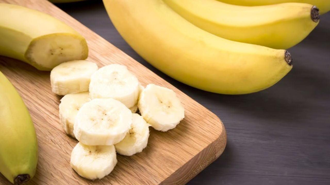 అయితే కొంత మంది అరటి పండు తిన్న తర్వాత నీళ్లు తాగుతుంటారు. మరి మీరెప్పుడైన ఆలోచించారా? ఇది ఆరోగ్యానికి మంచిదో కాదో, ఇప్పుడు దాని గురించే తెలుసుకుందాం.  అయితే అరటి పండు తిన్న తర్వాత నీళ్లు తాగడం ఆరోగ్యానికి అస్సలే మంచిది కాదు అని చెబుతున్నారు ఆరోగ్య నిపుణులు.